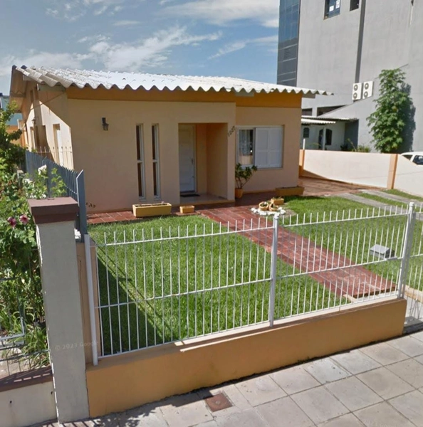Linda casa com piscina: 1ª foto da galeria de imagens do imóvel