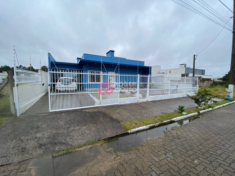 Lindo imovel com sala de estar com lareira, living e amplo espaco: 1ª foto da galeria de imagens do imóvel