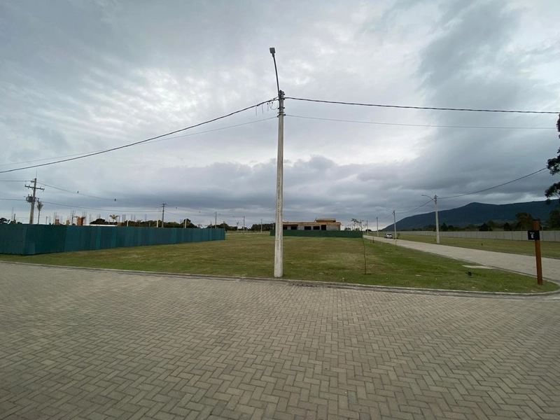 Excelente terreno de esquina em condomínio fechado: 3ª foto da galeria de imagens do imóvel