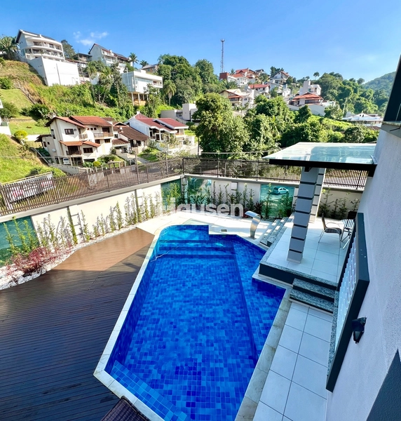 Linda Casa com Piscina no Centro de Brusque!: 6ª foto da galeria de imagens do imóvel