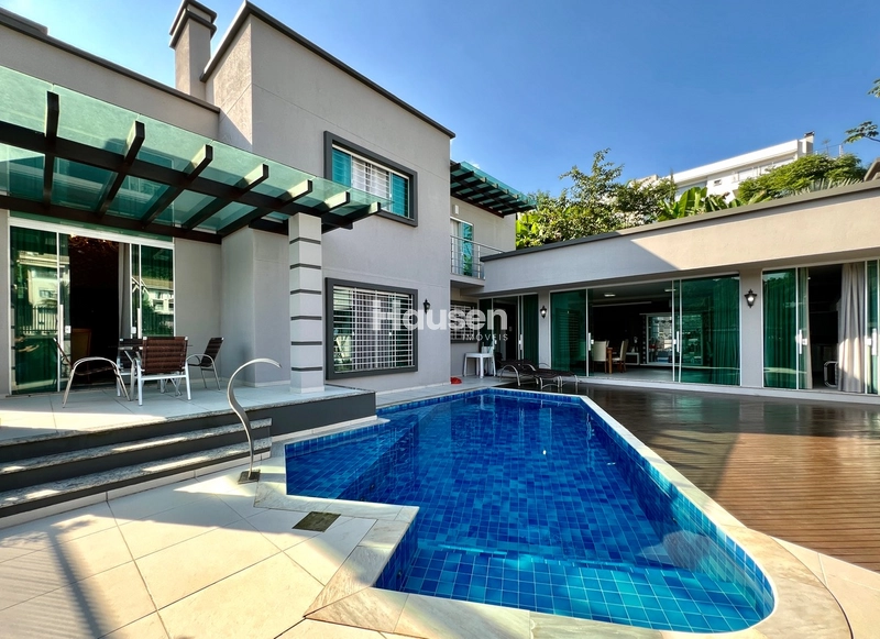 Linda Casa com Piscina no Centro de Brusque!: 2ª foto da galeria de imagens do imóvel