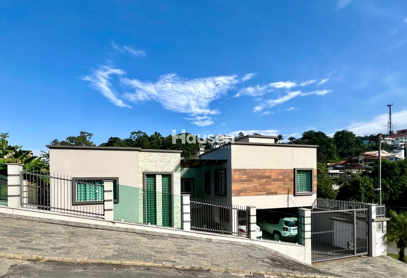 Linda Casa com Piscina no Centro de Brusque!: 1ª foto da galeria de imagens do imóvel