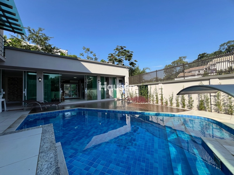 Linda Casa com Piscina no Centro de Brusque!: 3ª foto da galeria de imagens do imóvel
