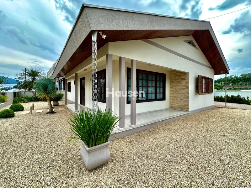 Casa com Piscina no Centro de Guabiruba!: 1ª foto da galeria de imagens do imóvel