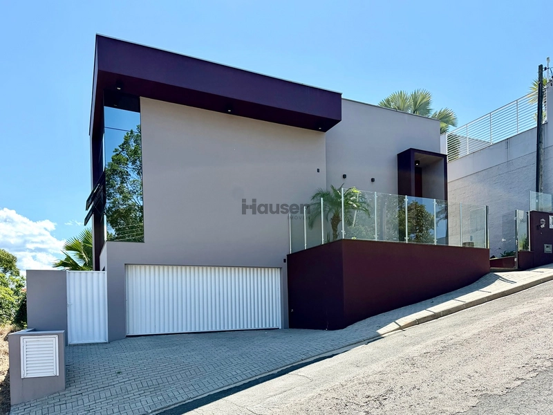 Linda Casa Próxima ao Centro de Brusque!: 2ª foto da galeria de imagens do imóvel