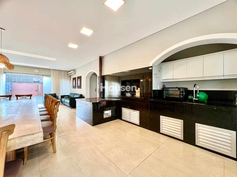 Linda Casa com Amplo Terreno e Piscina!: 5ª foto da galeria de imagens do imóvel