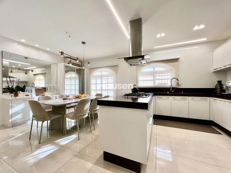 Linda Casa com Amplo Terreno e Piscina!: 8ª foto da galeria de imagens do imóvel