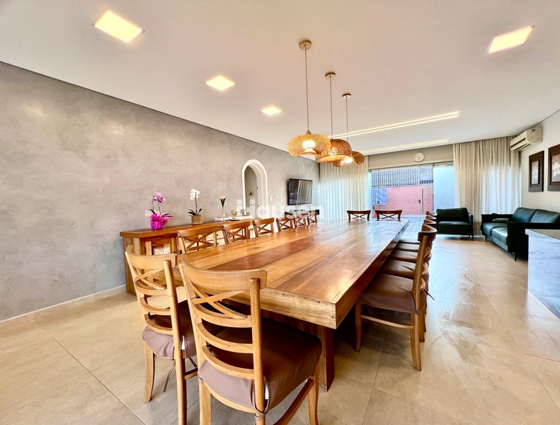 Linda Casa com Amplo Terreno e Piscina!: 3ª foto da galeria de imagens do imóvel