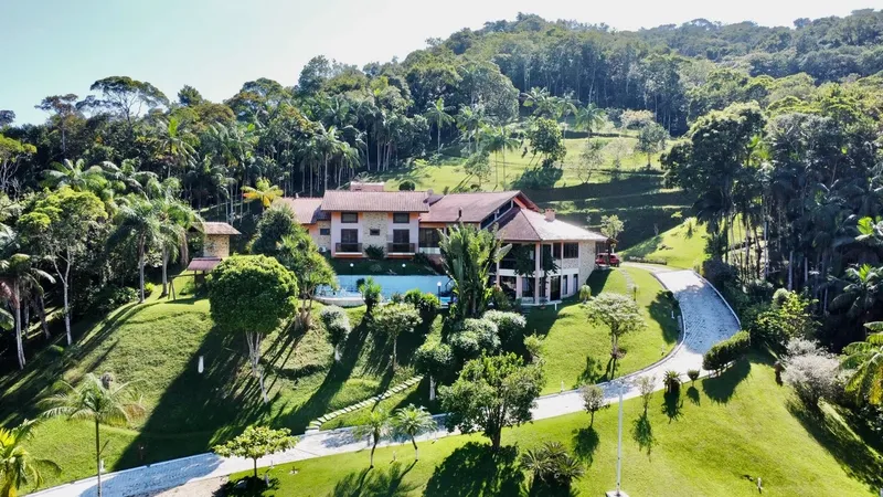 Linda Casa com Piscina e 3 suítes no bairro Guarani!: 3ª foto da galeria de imagens do imóvel