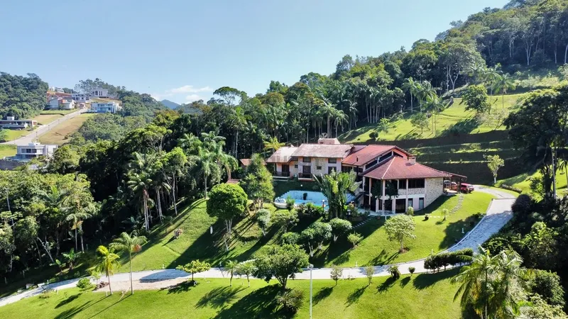 Linda Casa com Piscina e 3 suítes no bairro Guarani!: 2ª foto da galeria de imagens do imóvel