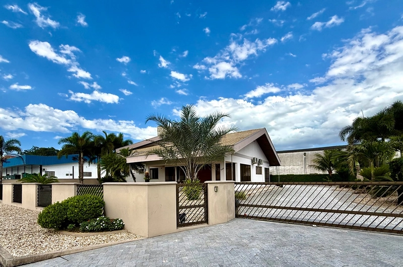 Casa com Amplo Terreno no Centro de Guabiruba : 2ª foto da galeria de imagens do imóvel