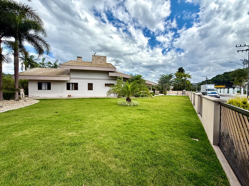 Casa com Amplo Terreno no Centro de Guabiruba : 6ª foto da galeria de imagens do imóvel
