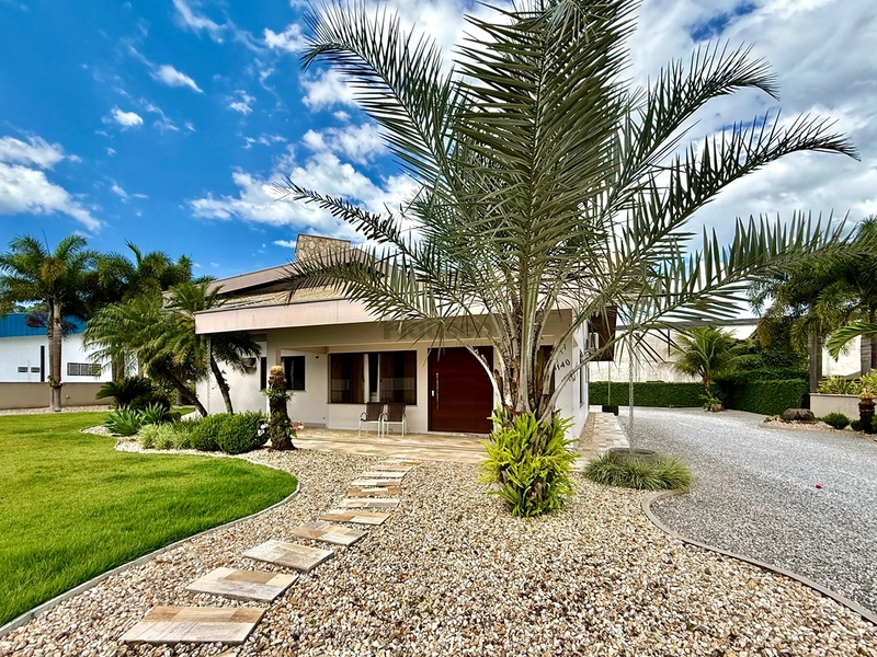 Casa com Amplo Terreno no Centro de Guabiruba : 3ª foto da galeria de imagens do imóvel