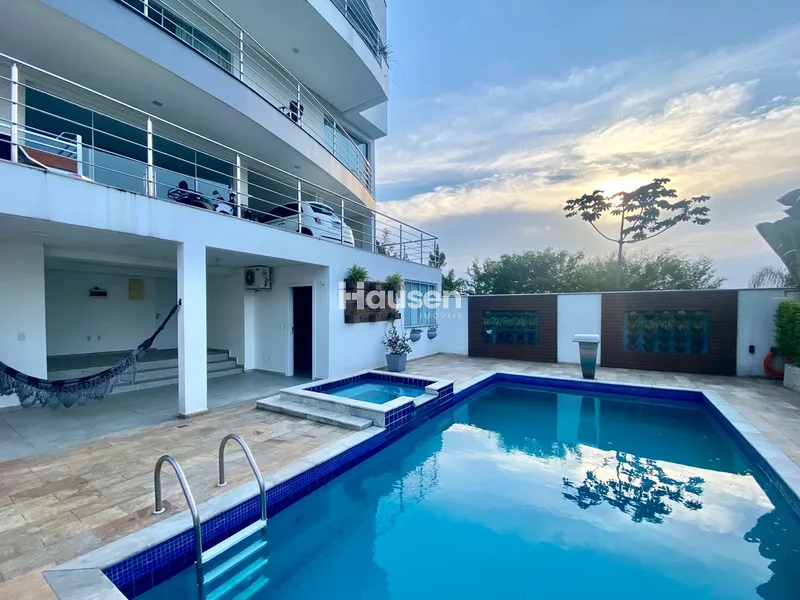 Linda Casa com Piscina no Centro: 2ª foto da galeria de imagens do imóvel
