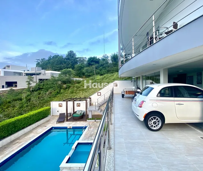 Linda Casa com Piscina no Centro: 8ª foto da galeria de imagens do imóvel
