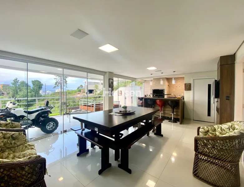 Linda Casa com Piscina no Centro: 10ª foto da galeria de imagens do imóvel