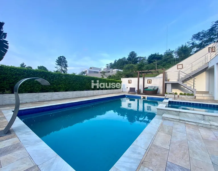 Linda Casa com Piscina no Centro: 5ª foto da galeria de imagens do imóvel