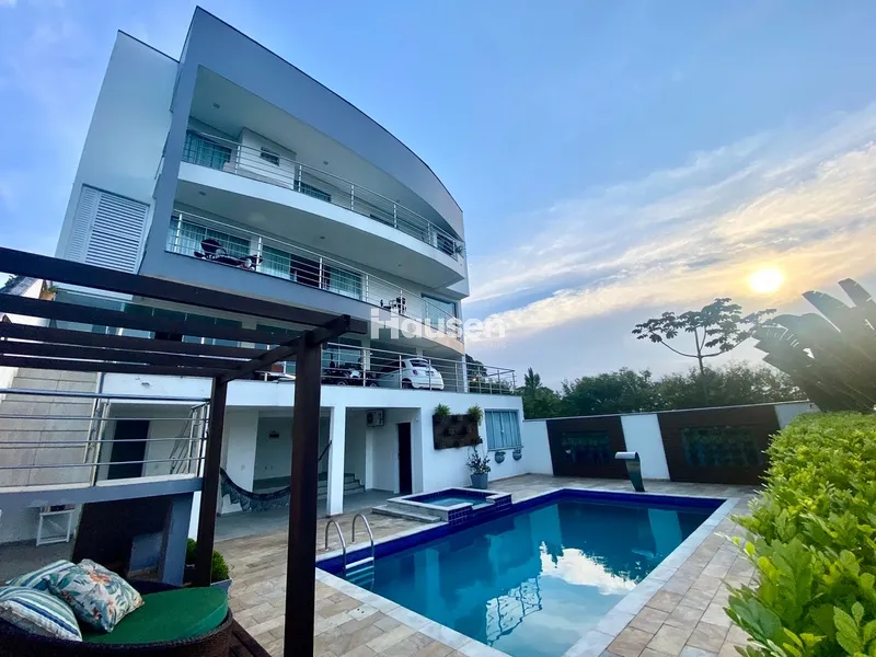 Linda Casa com Piscina no Centro: 1ª foto da galeria de imagens do imóvel