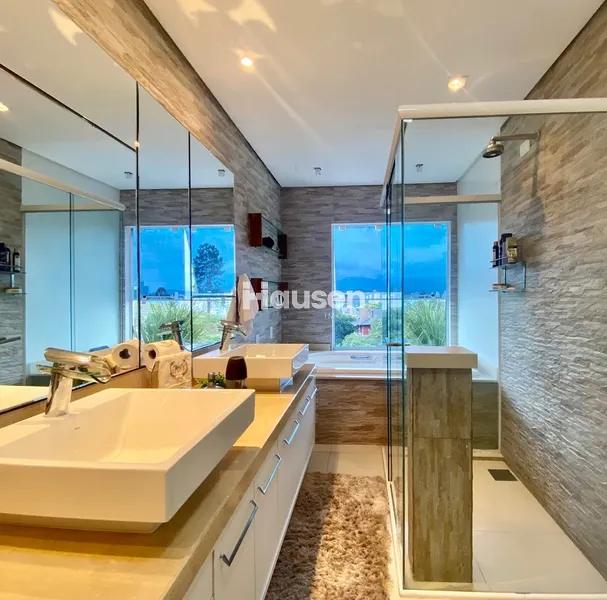 Linda Casa com Piscina no Centro: 27ª foto da galeria de imagens do imóvel