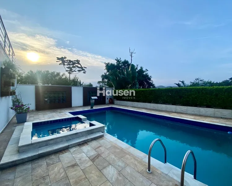 Linda Casa com Piscina no Centro: 3ª foto da galeria de imagens do imóvel
