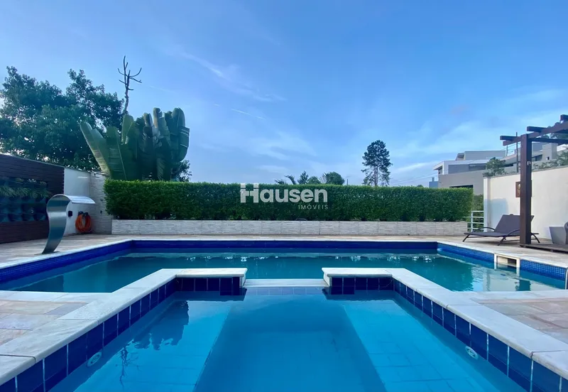 Linda Casa com Piscina no Centro: 4ª foto da galeria de imagens do imóvel