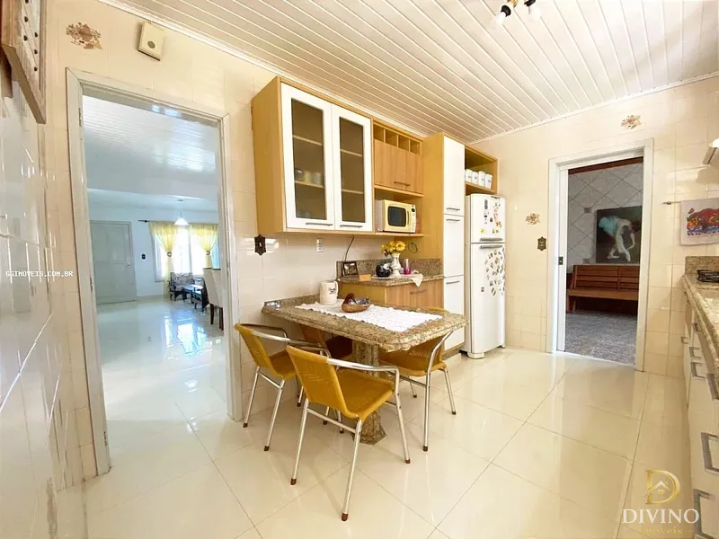 Casa na Praia, com Piscina, espaço gourmet, anexo com lareira! Confira: 13ª foto da galeria de imagens do imóvel
