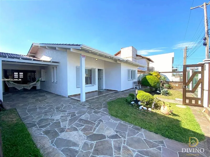Casa na Praia, com Piscina, espaço gourmet, anexo com lareira! Confira: 1ª foto da galeria de imagens do imóvel