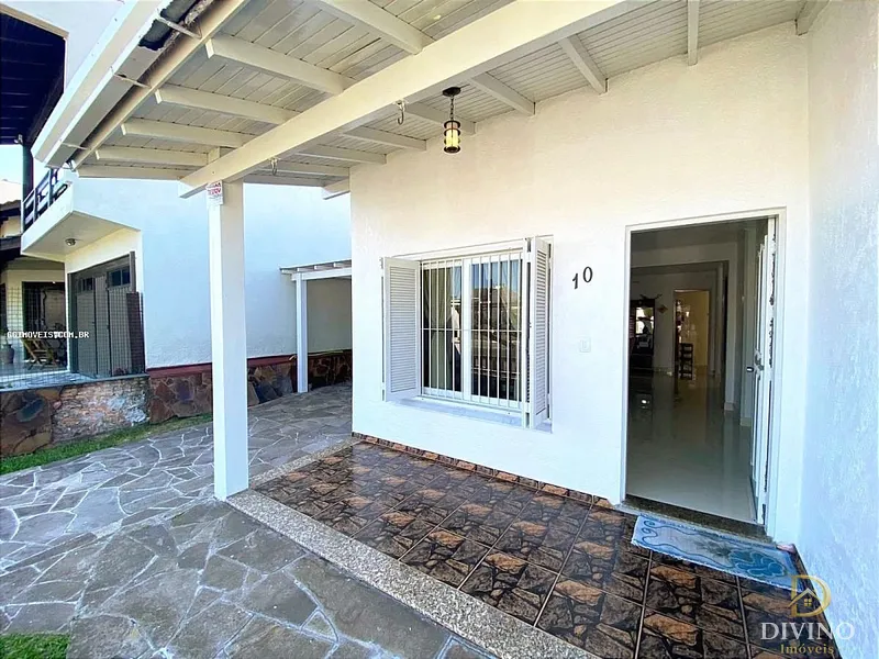 Casa na Praia, com Piscina, espaço gourmet, anexo com lareira! Confira: 3ª foto da galeria de imagens do imóvel
