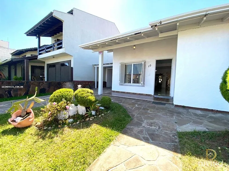 Casa na Praia, com Piscina, espaço gourmet, anexo com lareira! Confira: 2ª foto da galeria de imagens do imóvel