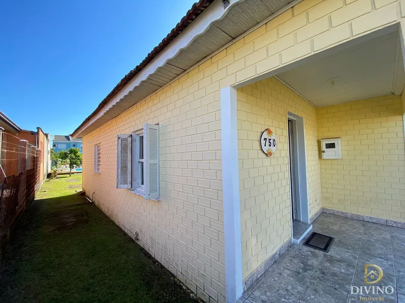 Casa mista  com piscina  próxima ao Centro de Tramandaí: 1ª foto da galeria de imagens do imóvel