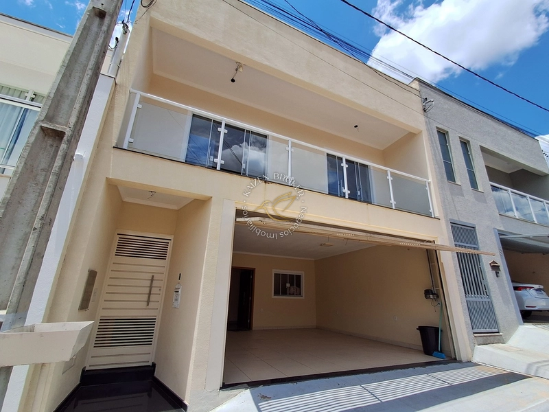 Casa de 157m² à venda, Piemonte, Bragança Paulista. 3 dormitórios (1 suíte), 2 banheiros, 2 vagas cobertas. Aceita financiamento: 1ª foto da galeria de imagens do imóvel