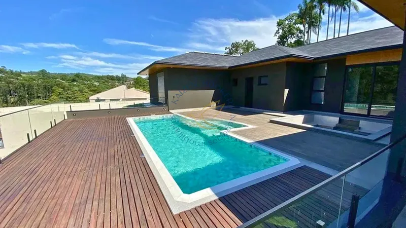 Casa de alto padrão à venda no condomínio Jardim das Palmeiras em Bragança Paulista. 4 dormitórios, lazer completo, segurança 24h e permuta: 1ª foto da galeria de imagens do imóvel