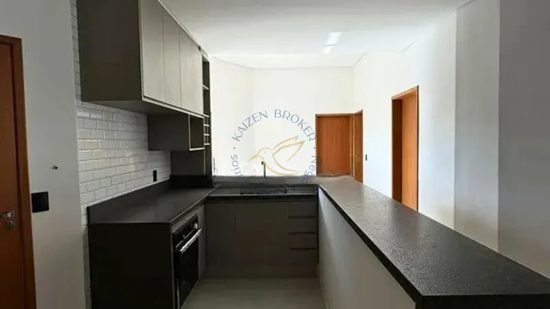 Casa à venda no Portal da Serra em Bragança Paulista. 6 dormitórios, 3 suítes, piscina, área gourmet, vista para montanhas e segurança em condomínio fechado.: 4ª foto da galeria de imagens do imóvel