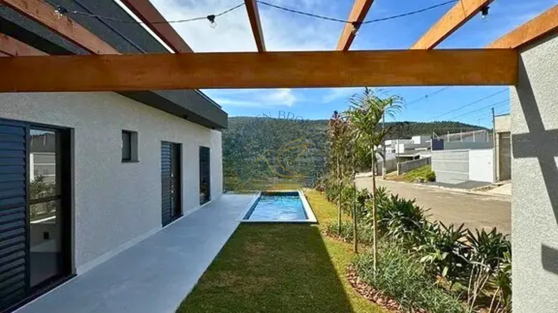 Casa à venda no Portal da Serra em Bragança Paulista. 6 dormitórios, 3 suítes, piscina, área gourmet, vista para montanhas e segurança em condomínio fechado.: 10ª foto da galeria de imagens do imóvel