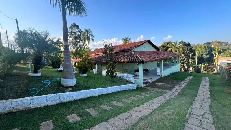 Chácara à venda no Menin – Bragança Paulista/SP. 3 dormitórios, varanda, cozinha caipira, pomar, 6 vagas e 1.180m² de terreno. Refúgio natural com escritura regularizada!: 4ª foto da galeria de imagens do imóvel