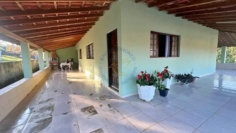 Chácara à venda no Menin – Bragança Paulista/SP. 3 dormitórios, varanda, cozinha caipira, pomar, 6 vagas e 1.180m² de terreno. Refúgio natural com escritura regularizada!: 1ª foto da galeria de imagens do imóvel