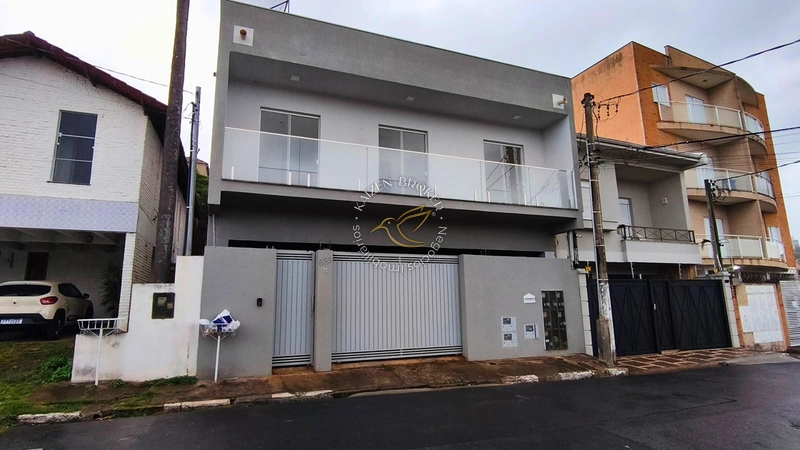 Casa para locação no Centro de Bragança Paulista, com 2 quartos (1 suíte), sala ampla, sacada, 2 vagas e 120m². Valor de R$ 3.000/mês com condomínio incluso.: 1ª foto da galeria de imagens do imóvel