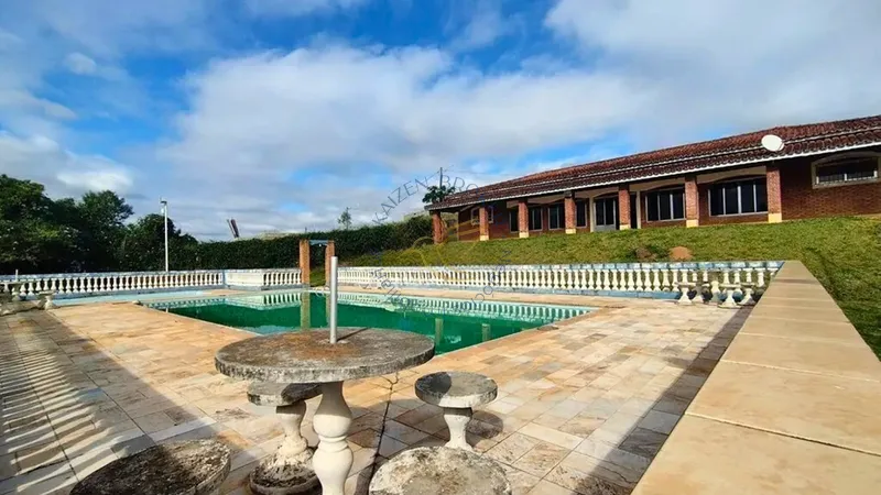 Chácara com 10 dormitórios, piscina, quadra e 4 casas independentes em Bragança Paulista SP. Ideal para pousada, eventos ou lazer familiar. Agende sua visita!: 4ª foto da galeria de imagens do imóvel