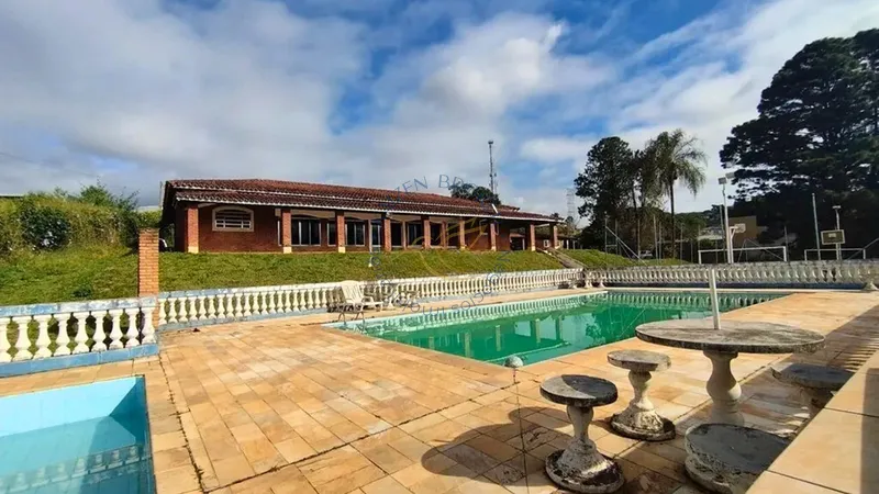 Chácara com 10 dormitórios, piscina, quadra e 4 casas independentes em Bragança Paulista SP. Ideal para pousada, eventos ou lazer familiar. Agende sua visita!: 1ª foto da galeria de imagens do imóvel