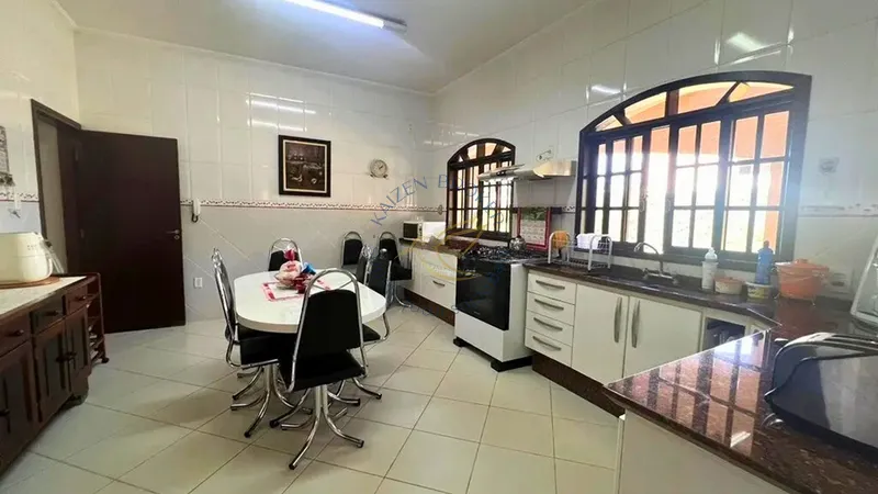 Casa térrea à venda no Jardim das Palmeiras em Bragança Paulista. 6 dormitórios, piscina, área gourmet, 9 vagas e lazer completo em condomínio fechado.: 3ª foto da galeria de imagens do imóvel