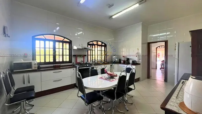 Casa térrea à venda no Jardim das Palmeiras em Bragança Paulista. 6 dormitórios, piscina, área gourmet, 9 vagas e lazer completo em condomínio fechado.: 7ª foto da galeria de imagens do imóvel