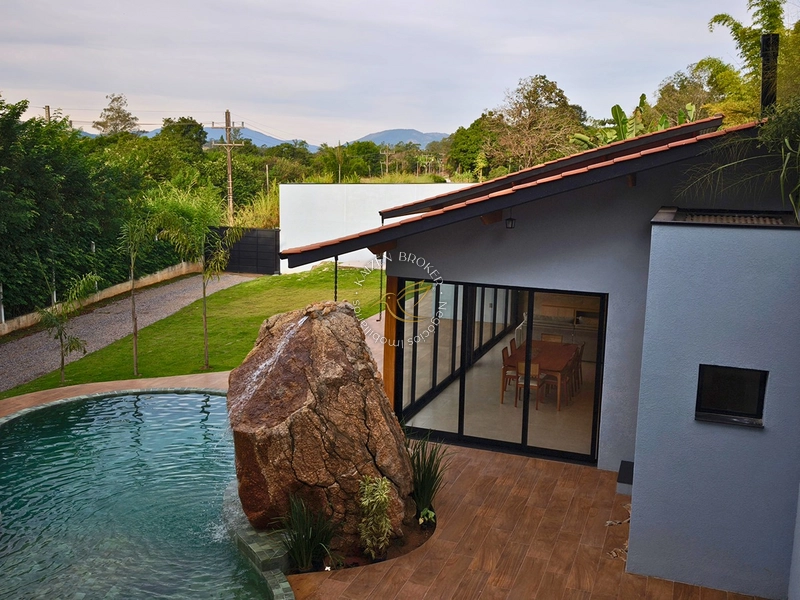 Chácara de Alto Padrão em Bragança Paulista: O Seu Mini Clube Particular 🌳💎: 3ª foto da galeria de imagens do imóvel