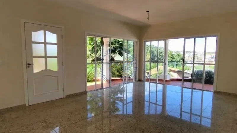 Casa em condomínio fechado em Bragança Paulista com segurança 24h, vista para o lago, área gourmet, piscina e fácil acesso ao centro da cidade.: 2ª foto da galeria de imagens do imóvel