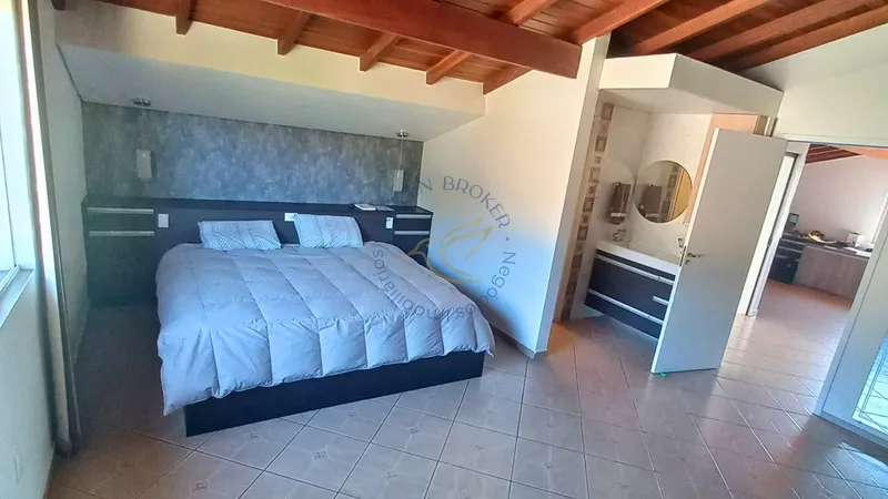 Chácara com 2 quartos, suíte, piscina, espaço gourmet e jardim em Bragança Paulista SP. Terreno amplo, 6 vagas e permuta por imóvel no centro. Agende sua visita!: 13ª foto da galeria de imagens do imóvel