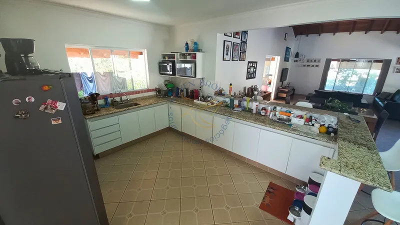 Chácara com 2 quartos, suíte, piscina, espaço gourmet e jardim em Bragança Paulista SP. Terreno amplo, 6 vagas e permuta por imóvel no centro. Agende sua visita!: 3ª foto da galeria de imagens do imóvel