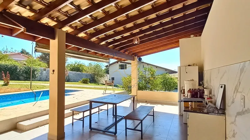 Chácara com 2 quartos, suíte, piscina, espaço gourmet e jardim em Bragança Paulista SP. Terreno amplo, 6 vagas e permuta por imóvel no centro. Agende sua visita!: 4ª foto da galeria de imagens do imóvel