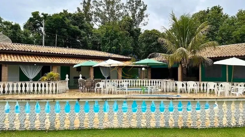 Chácara com 6 suítes, piscina, campo, salão de festas e pomar em condomínio fechado em Bragança Paulista. Viva com conforto, lazer e segurança!: 1ª foto da galeria de imagens do imóvel