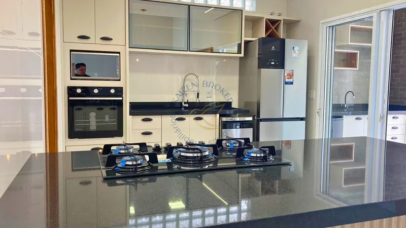 Casa nova à venda no Sunset Village em Bragança Paulista. 3 suítes, piscina aquecida, área gourmet, cozinha planejada e localização privilegiada próxima ao shopping.: 4ª foto da galeria de imagens do imóvel