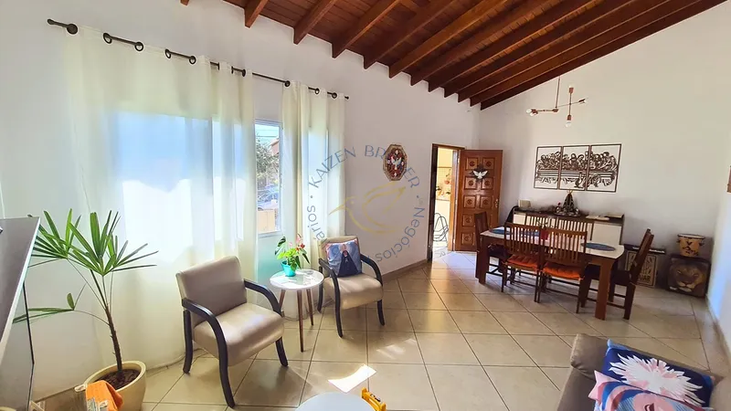Casa Espaçosa à Venda no Residencial das Ilhas – Bragança Paulista/SP | 4 Dormitórios, Suíte, Jardim e 6 Vagas: 1ª foto da galeria de imagens do imóvel