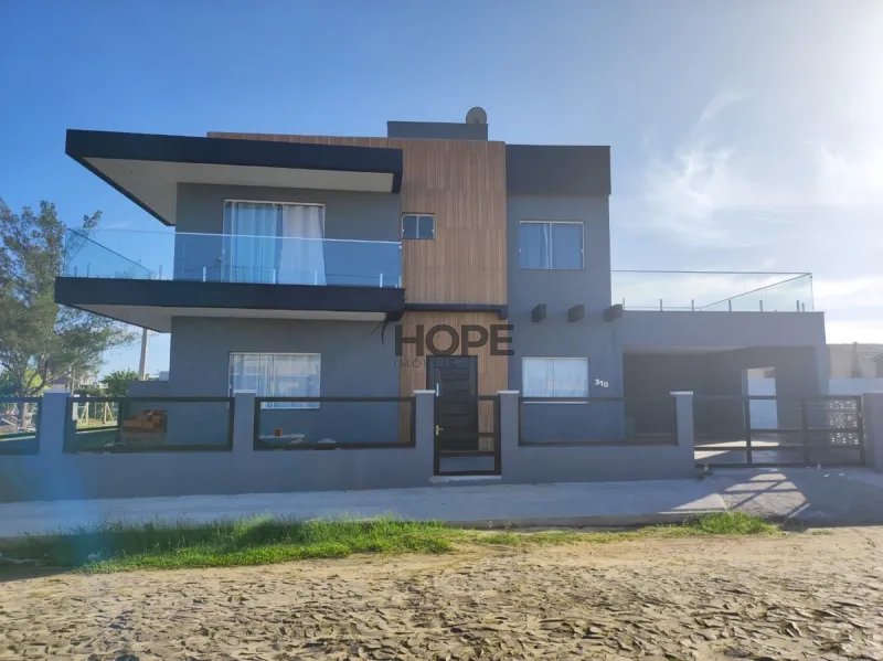 Casa com 4 dormitórios e piscina em Capão da Canoa: 3ª foto da galeria de imagens do imóvel